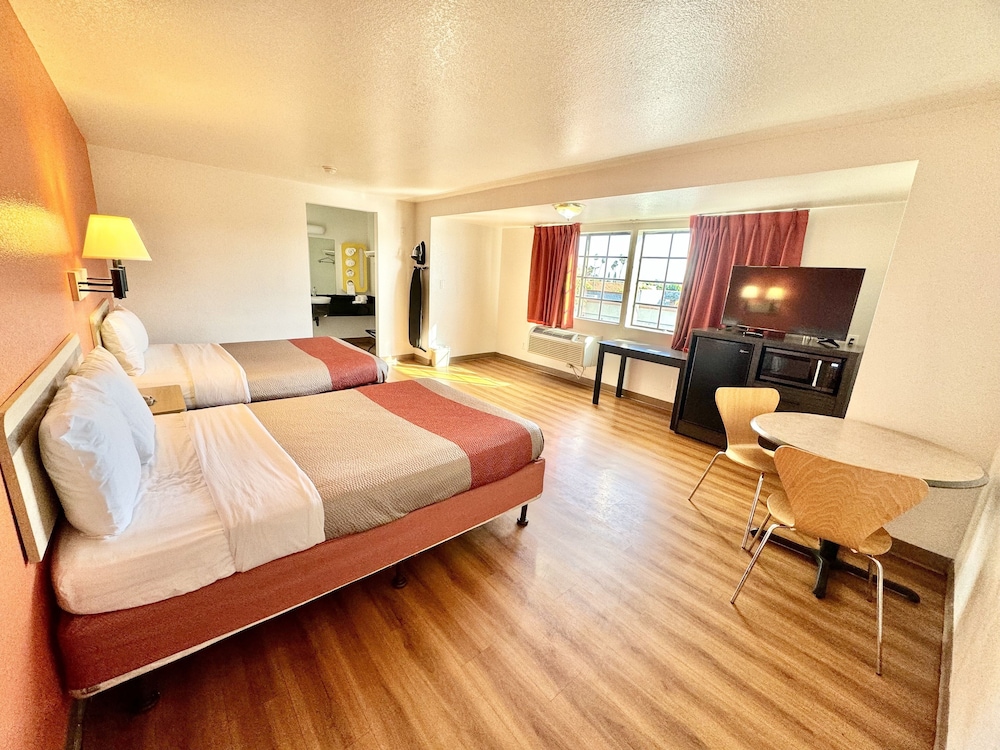 STANDARD, 2 DOUBLE BEDS