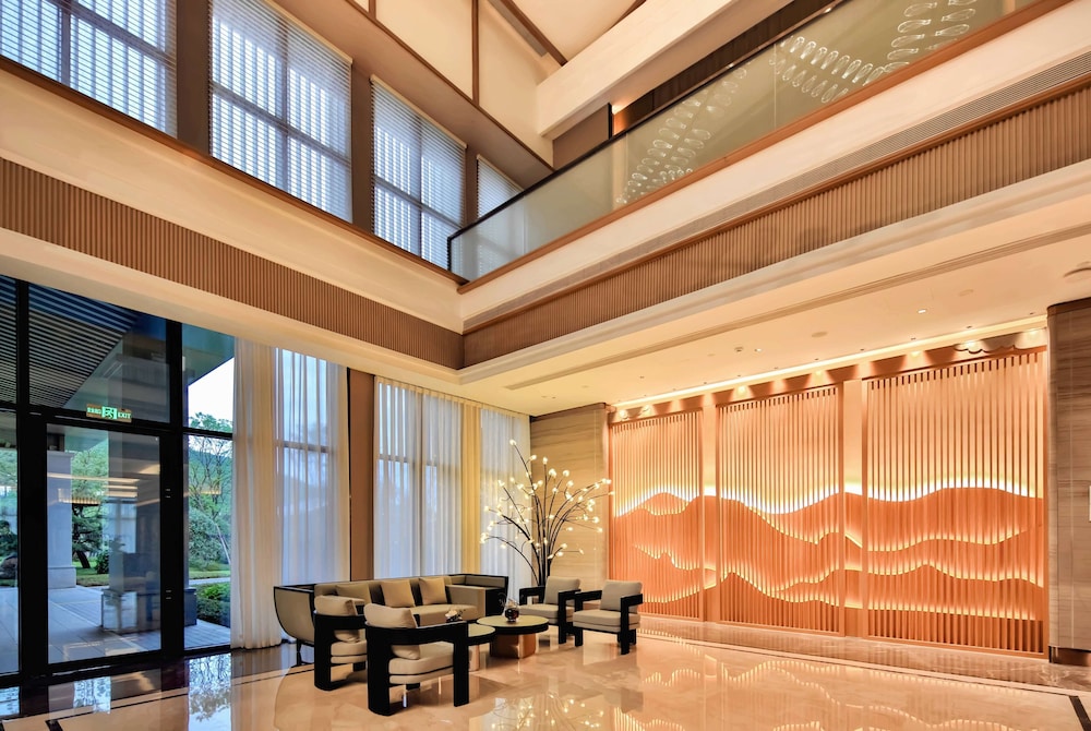 Howard Johnson Hot Springs Plaza YingHuaShan 12/60