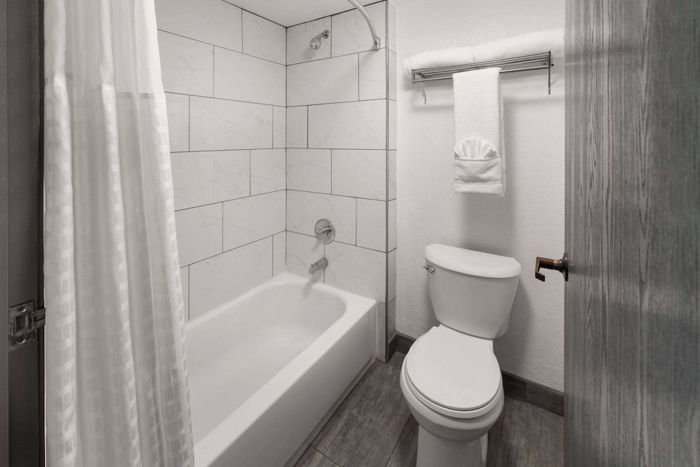 SYLO Hotel Denver Airport, a Ramada by Wyndham 52/57