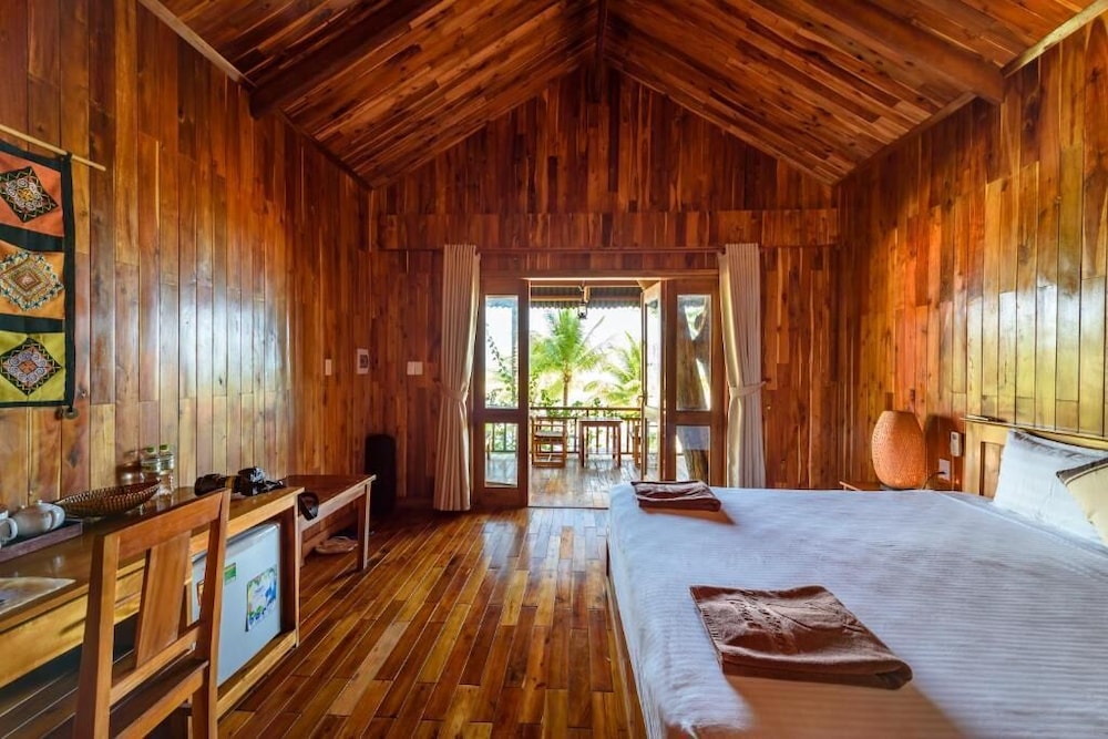 TRADITIONAL, BUNGALOW, BEACH FRONT