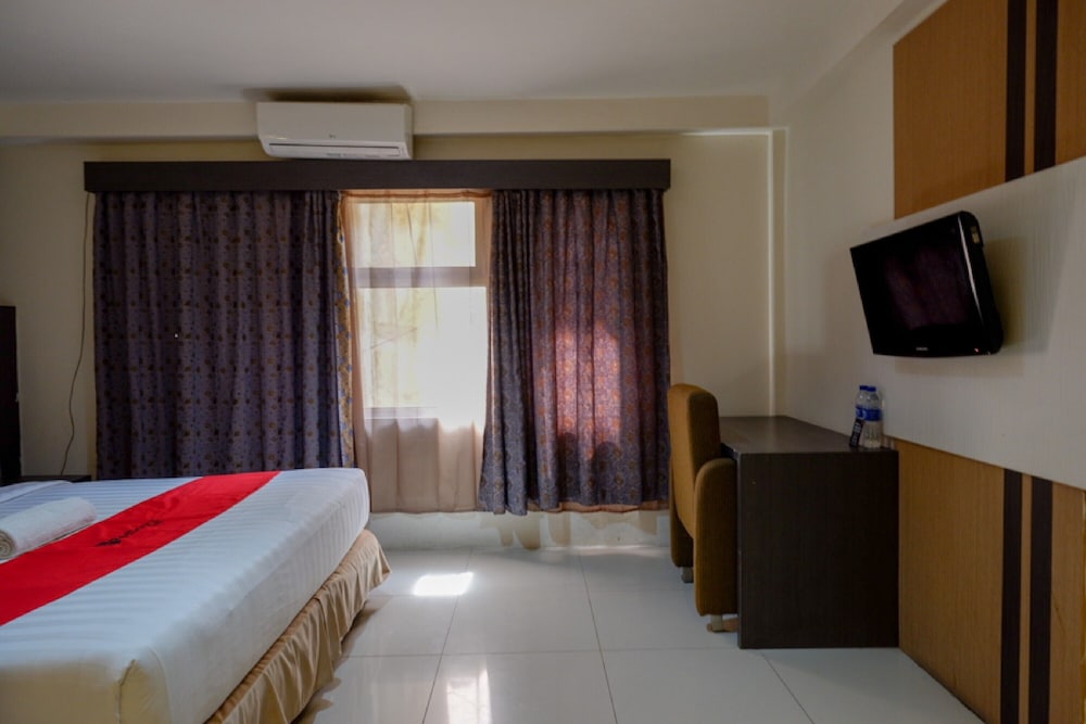 RedDoorz Plus near Hotel Benua Kendari 16/23