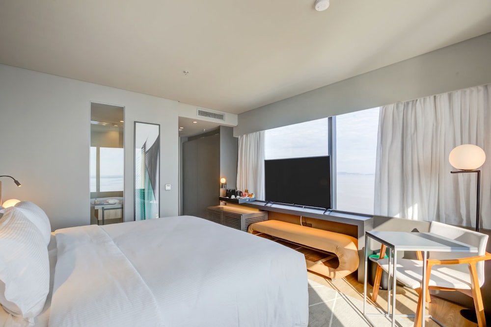 EXECUTIVE, KING BED