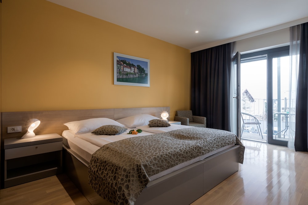 ROOM, DOUBLE BED, BALCONY