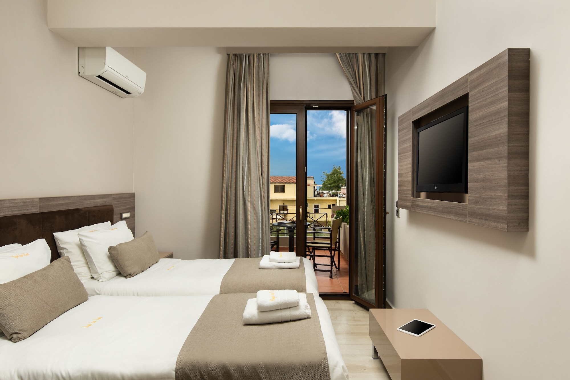 ROOM, TWIN BEDS, PARTIAL CITY VIEW
