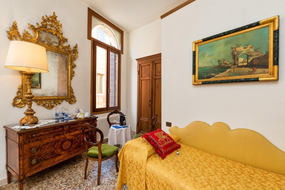 Luxury Venetian Rooms 26/39
