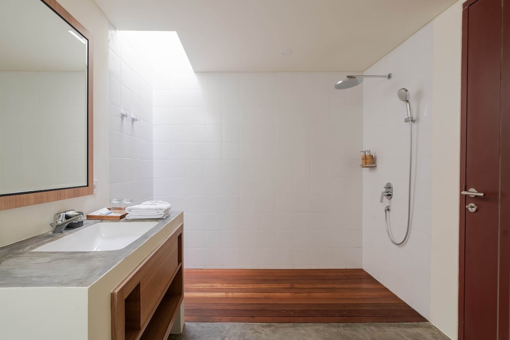 Ayom Suite 40/44