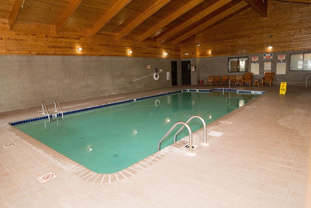 HomeTown Inn and Suites Belle Plaine 44/65