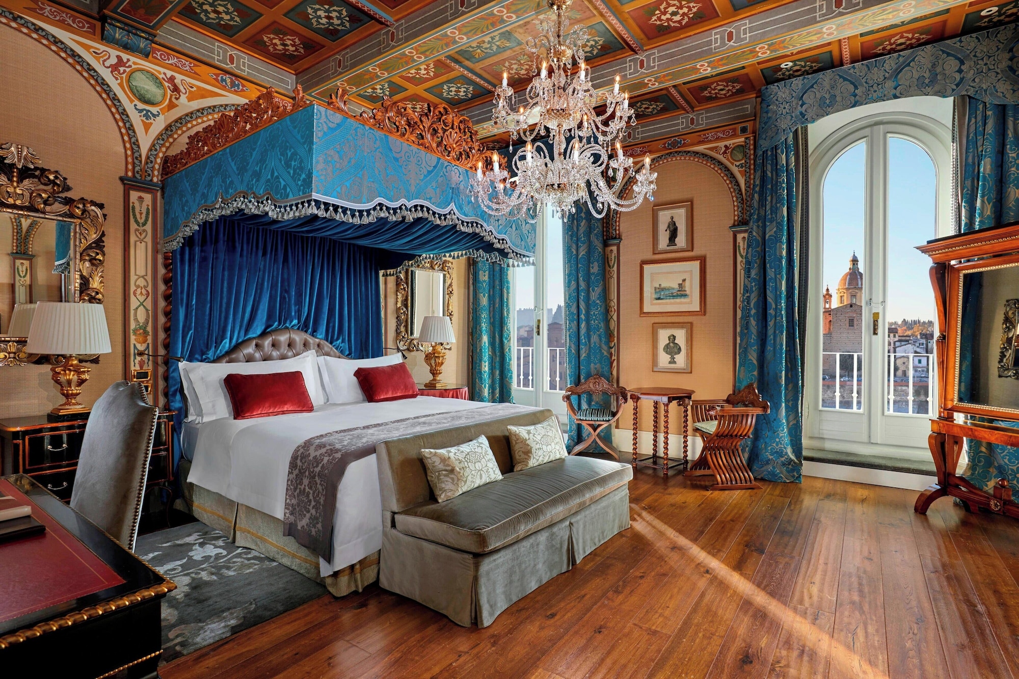 جناح ملكي بسرير كينج بإطلالة على النهر بشرفة، The St Regis Florence 3/7