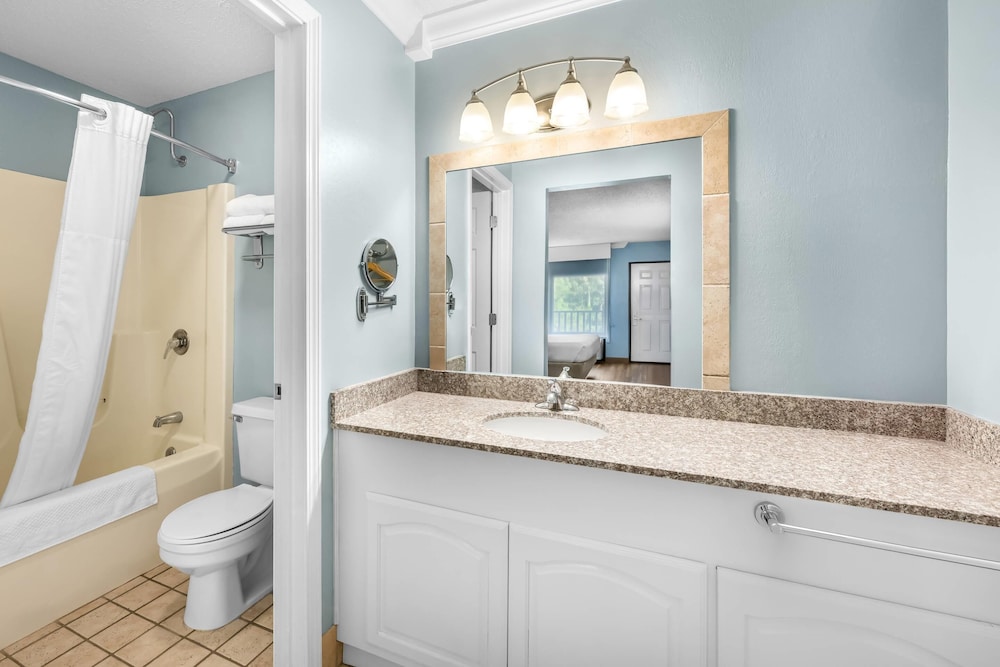 غرفة قياسية بسرير كينج مع أريكة، Quality Inn Barbourville, KY 5/6