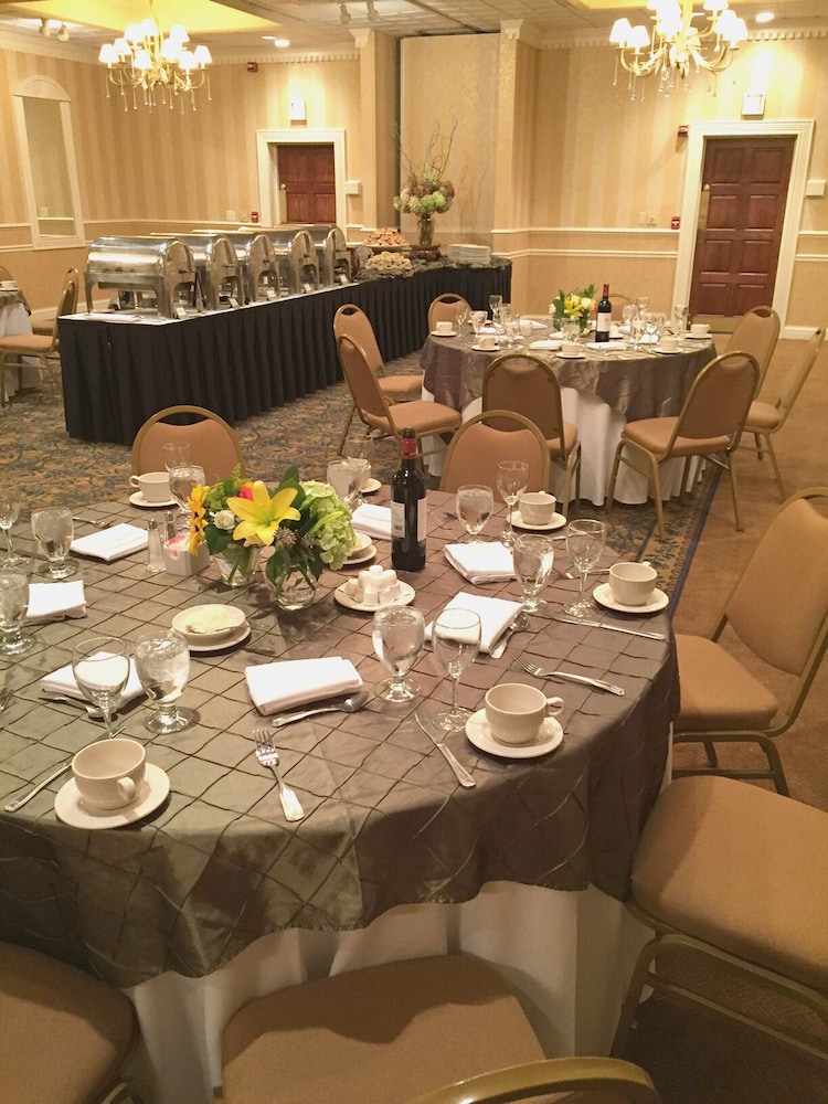 Holiday Inn Cleveland-Mayfield 62/76