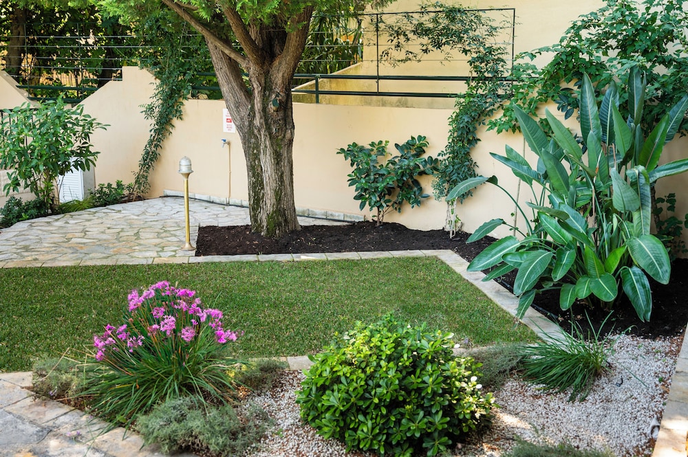 Konstantinos Hotel 40/55