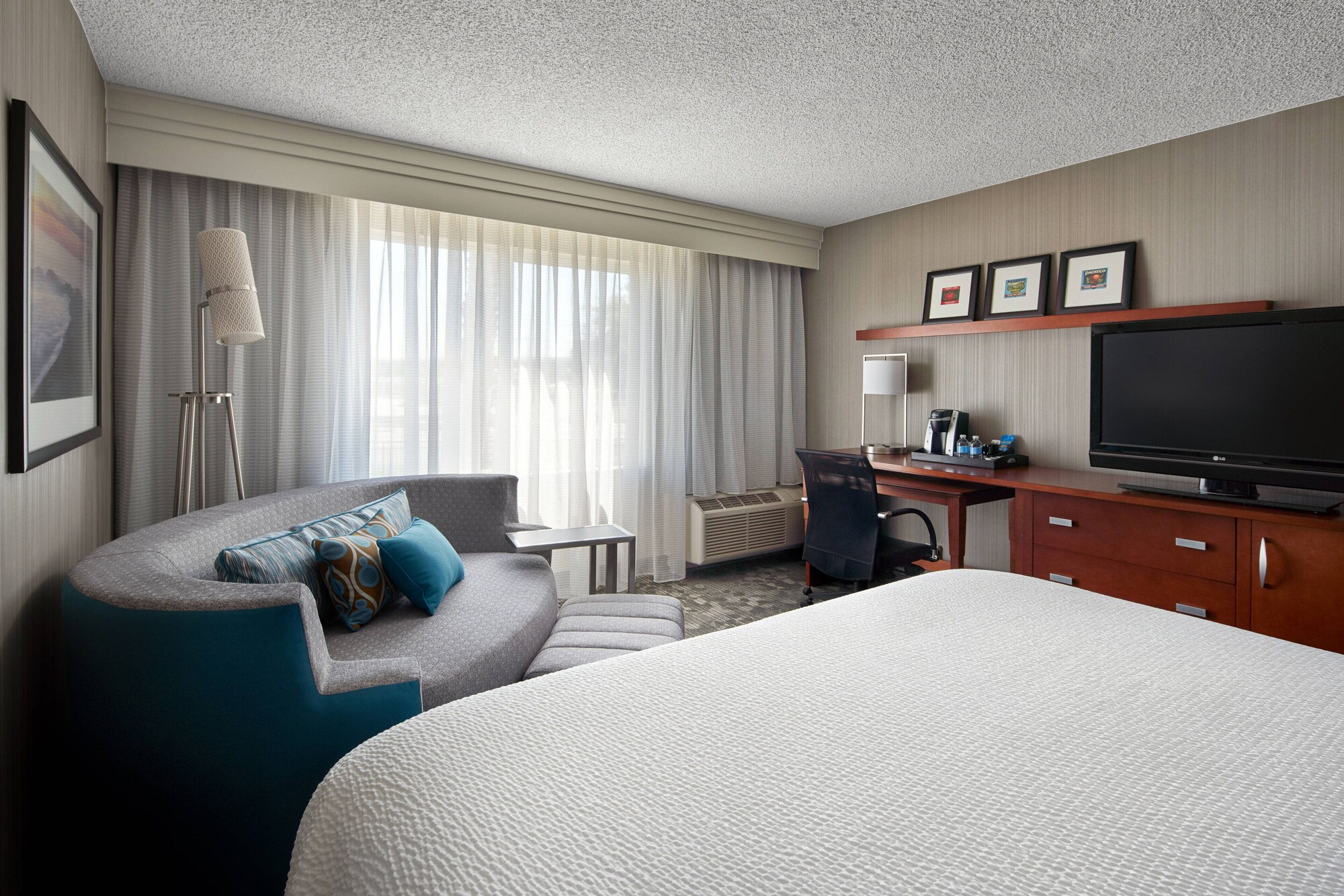 Room, King Bed, Sofa, Courtyard By Marriott Milpitas Silicon Valley 2/5