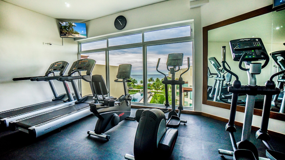 The Elements Oceanfront & Beachside Condo Hotel 18/50