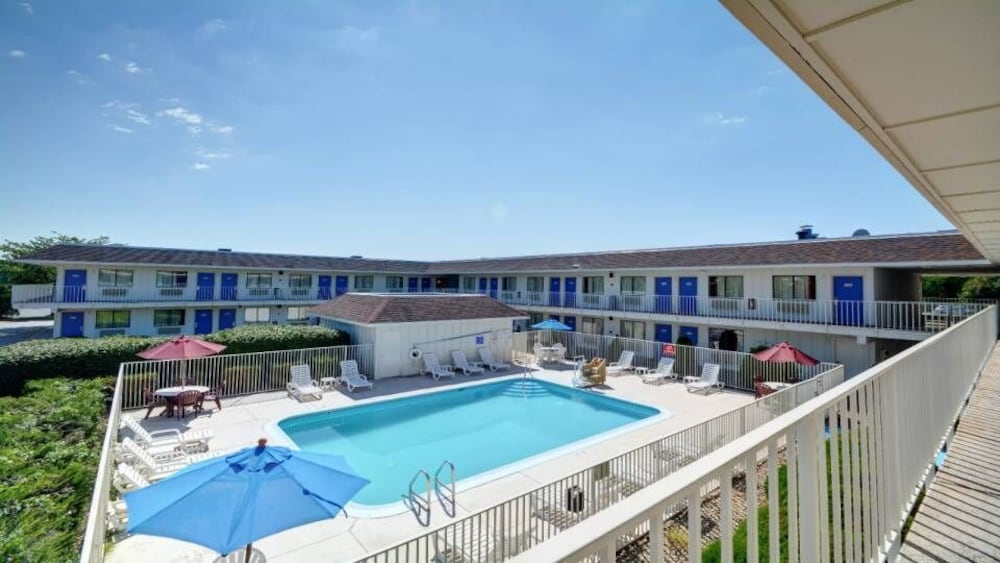 Motel6 Windsor Locks, CT - Hartford 58/66