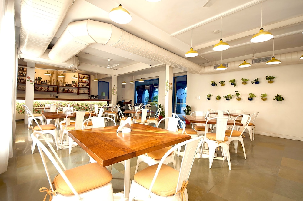 Bloom Boutique - Signature Towers 48/55