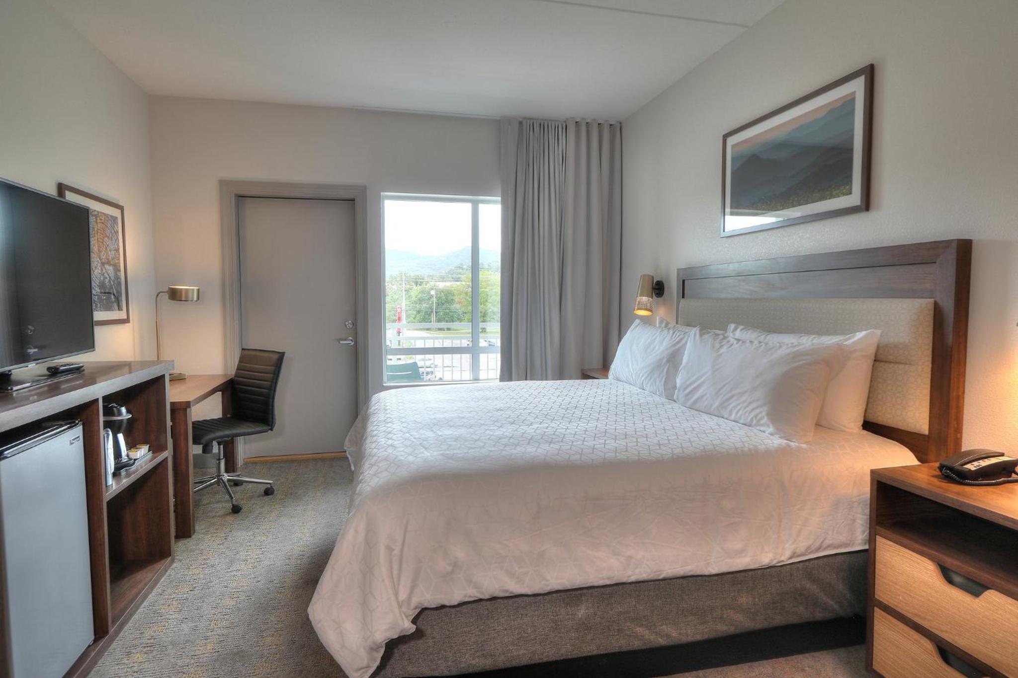 Room, King Bed, Parkway View, Balcony