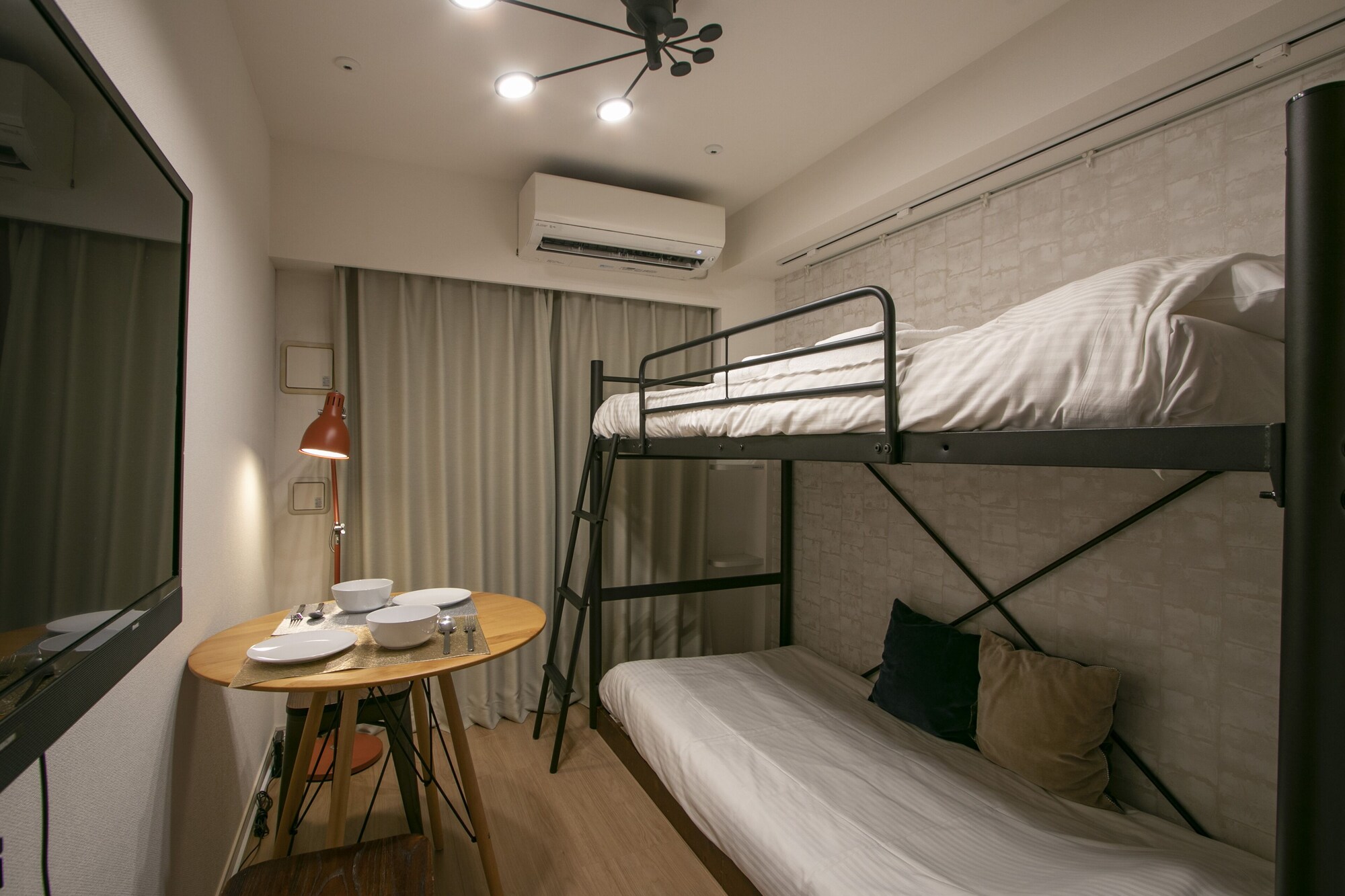 ROOM, LOFT BED