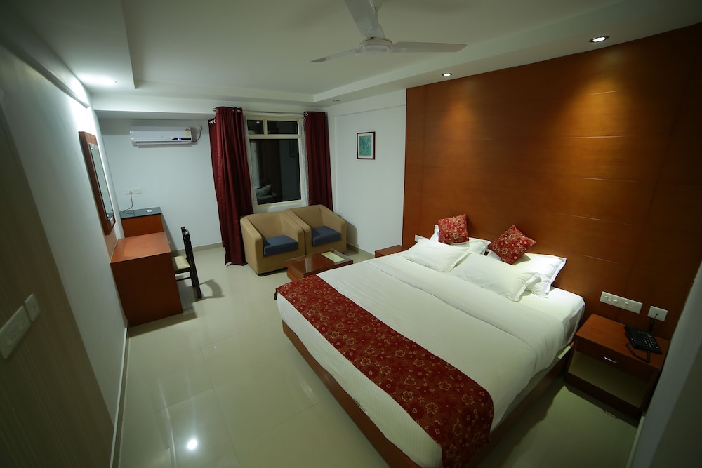 NAKSHATRA EMERALD INN GURUVAYUR 12/41