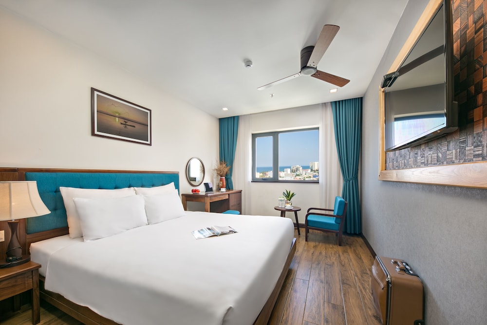 SUPERIOR, DOUBLE BED, CITY VIEW