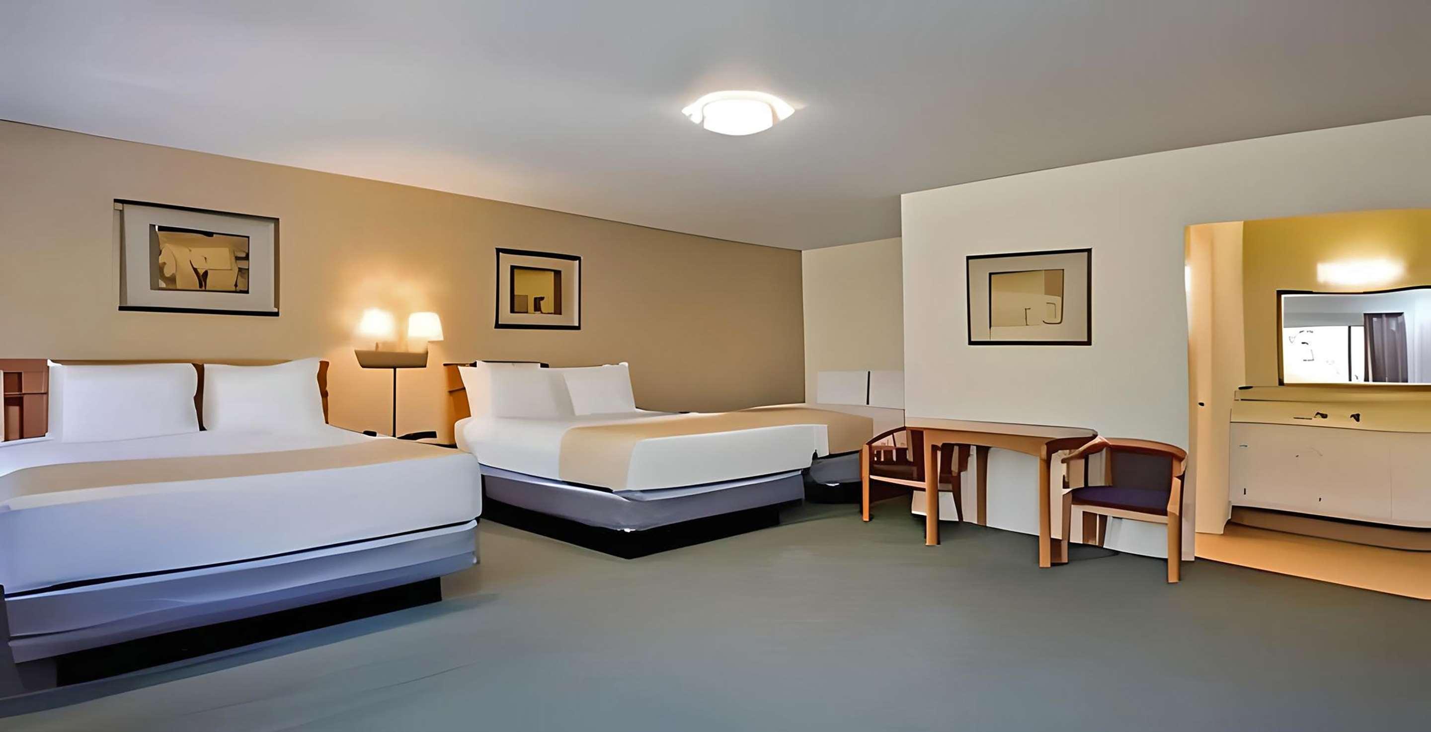 Room, 3 Queen Beds, River View, No Elevator