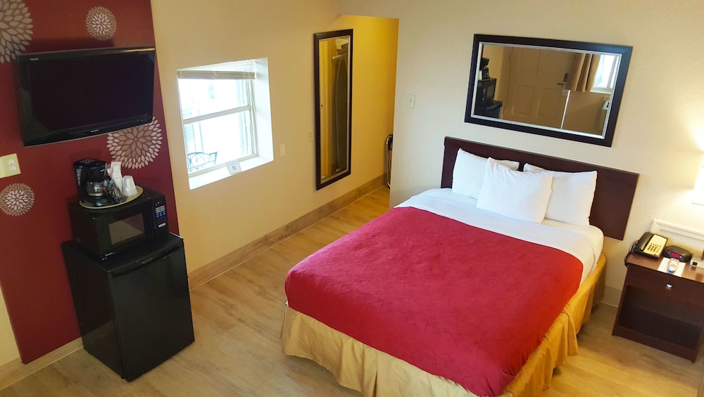 Airport Waterfront Inn 16/59