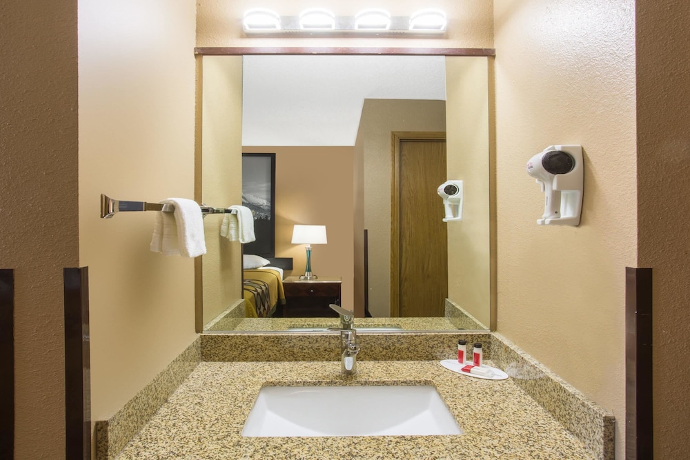 Super 8 By Wyndham Baker City 23/38