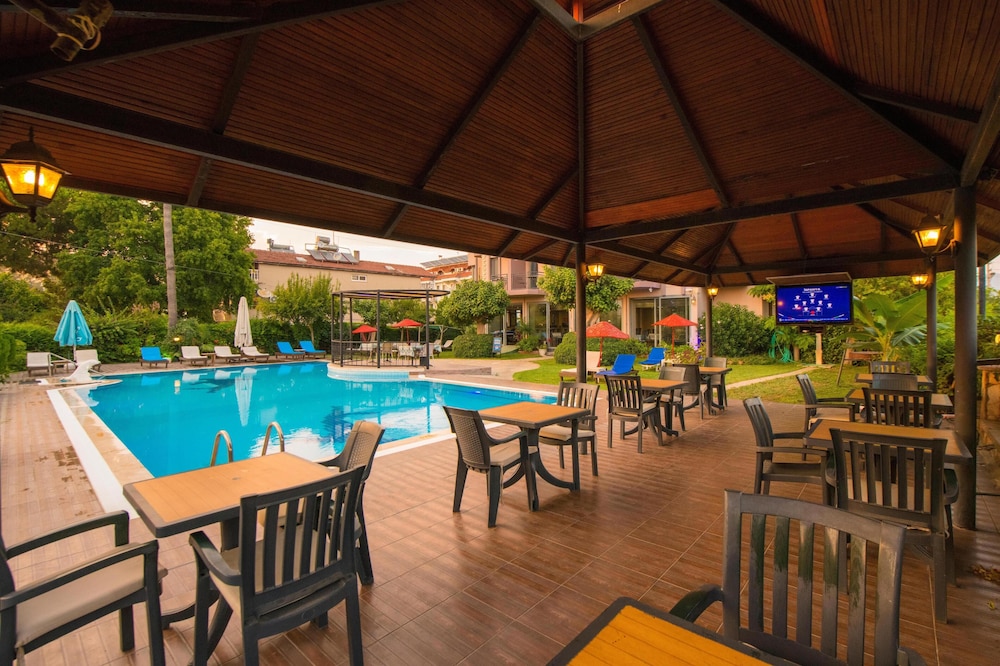 Golden Moon Hotel 15/24