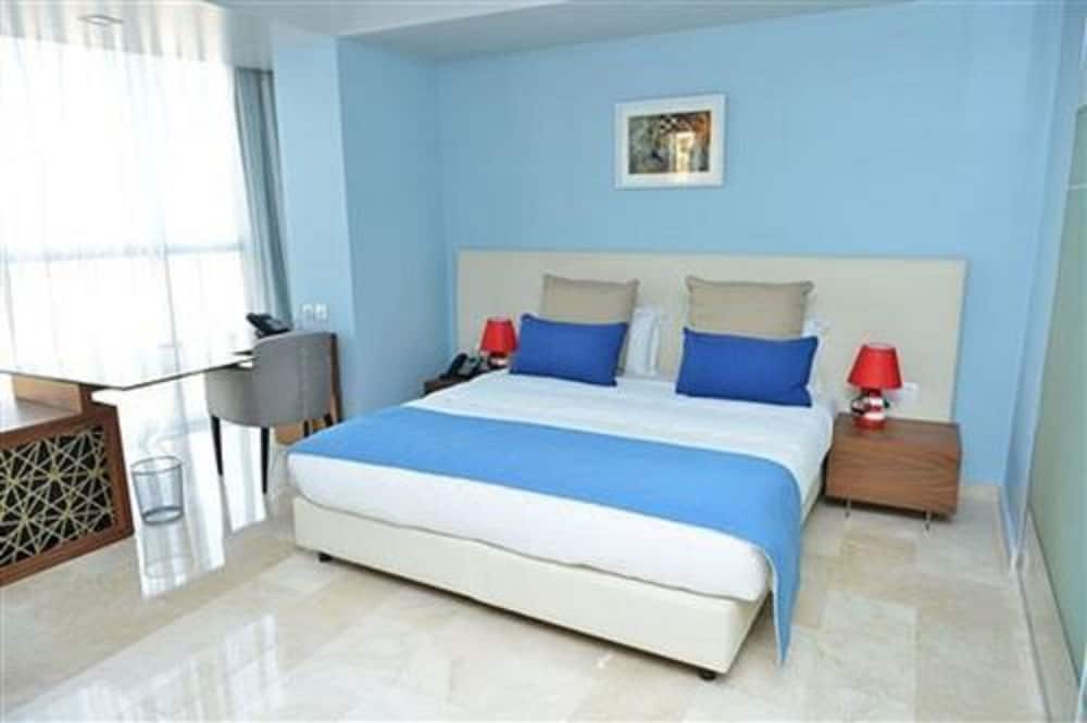 Hotel Adef 6/28
