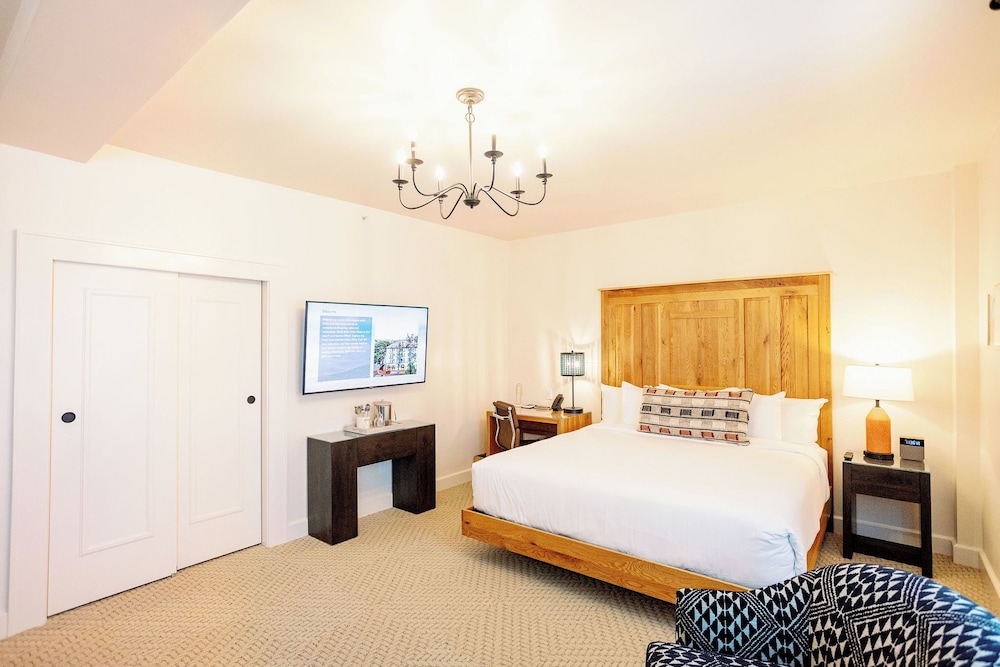 SUITE, KING BED