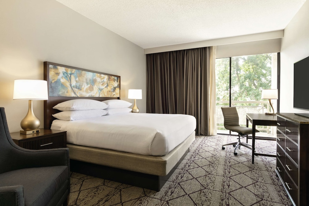 جناح جونيور بسرير كينج في طابق منخفض لذوي الإعاقة، Doubletree By Hilton Atlanta Northlake 2/2