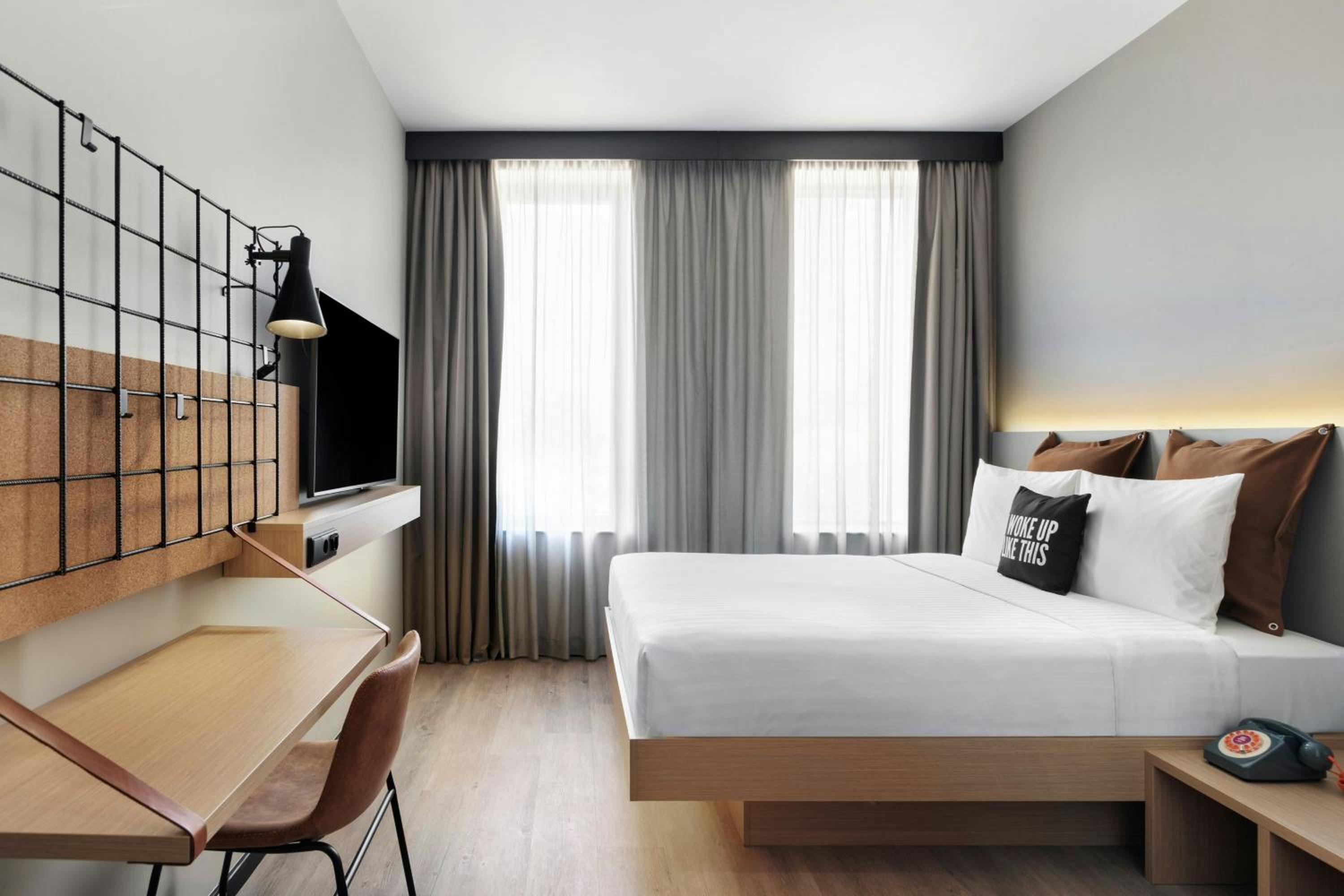 Moxy, Queen Bed