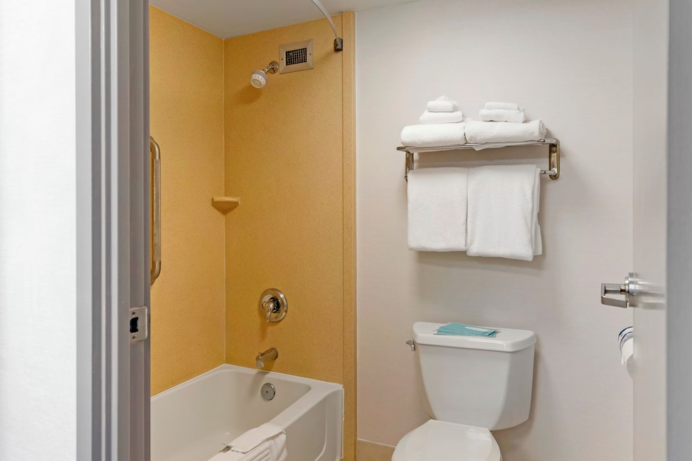 Comfort Inn & Suites Watertown - 1000 Islands 53/54