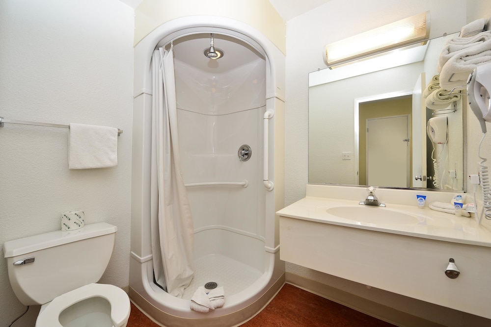 Americas Best Value Inn Lincoln Airport 13/32