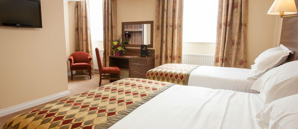 Standard, Triple, 1 Double and 1 Single Bed