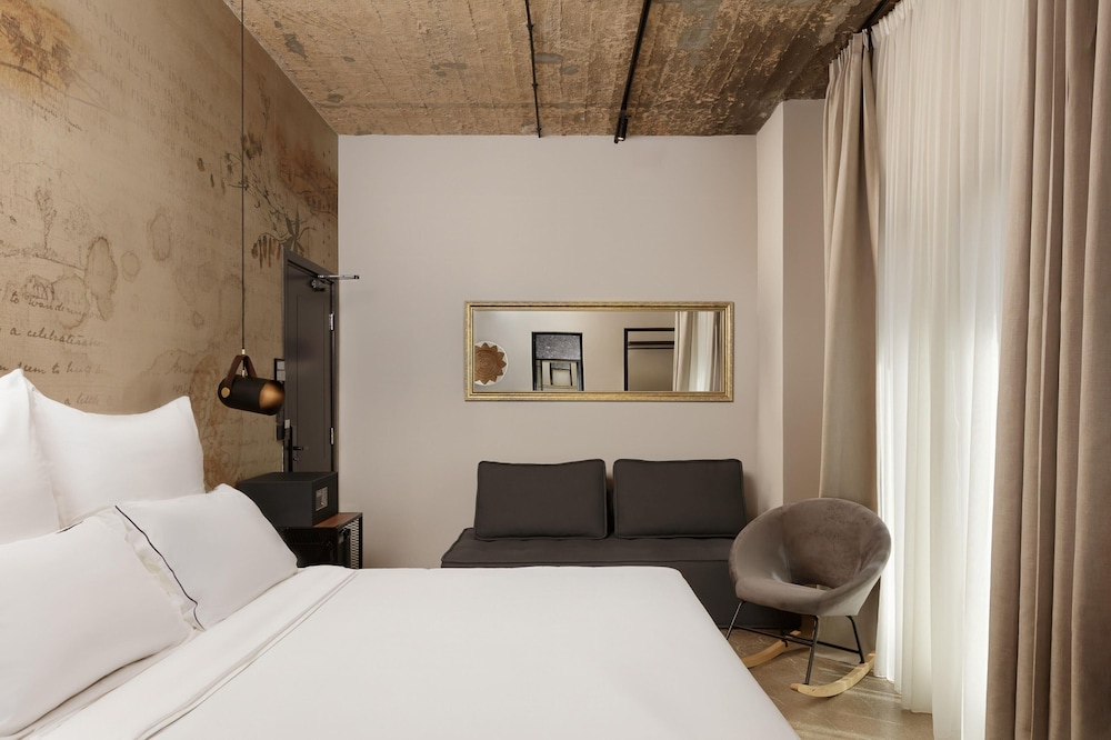 DELUXE, QUEEN BED, JETTED TUB, TERRACE