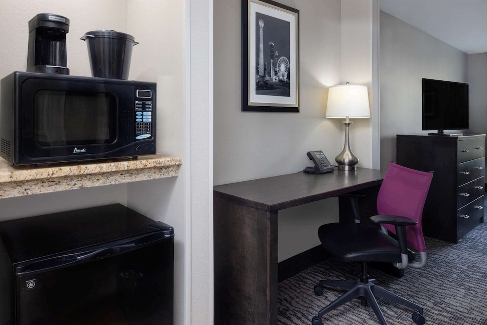 La Quinta Inn and Suites by Wyndham Kennesaw 41/46