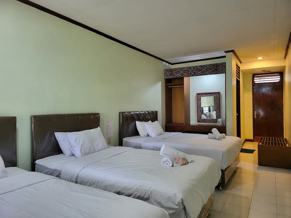 غرفة عائلية بسرير كوين وسرير فردي بإطلالة على البحيرة بحمام خاص