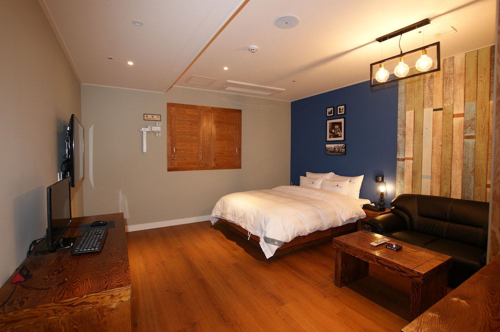 River Hotel 14/34