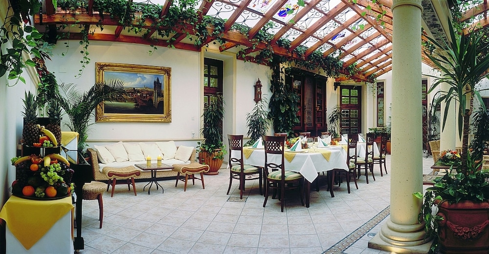 Green Garden Hotel 48/64