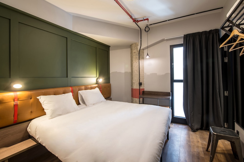DELUXE, KING BED
