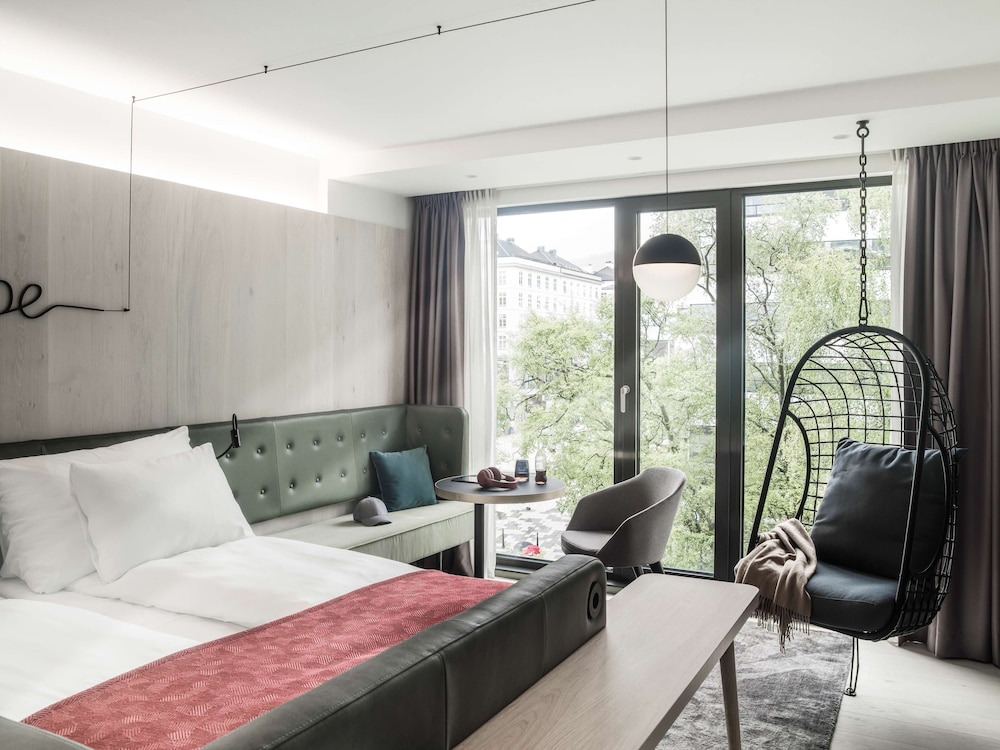 ROOM, KING BED