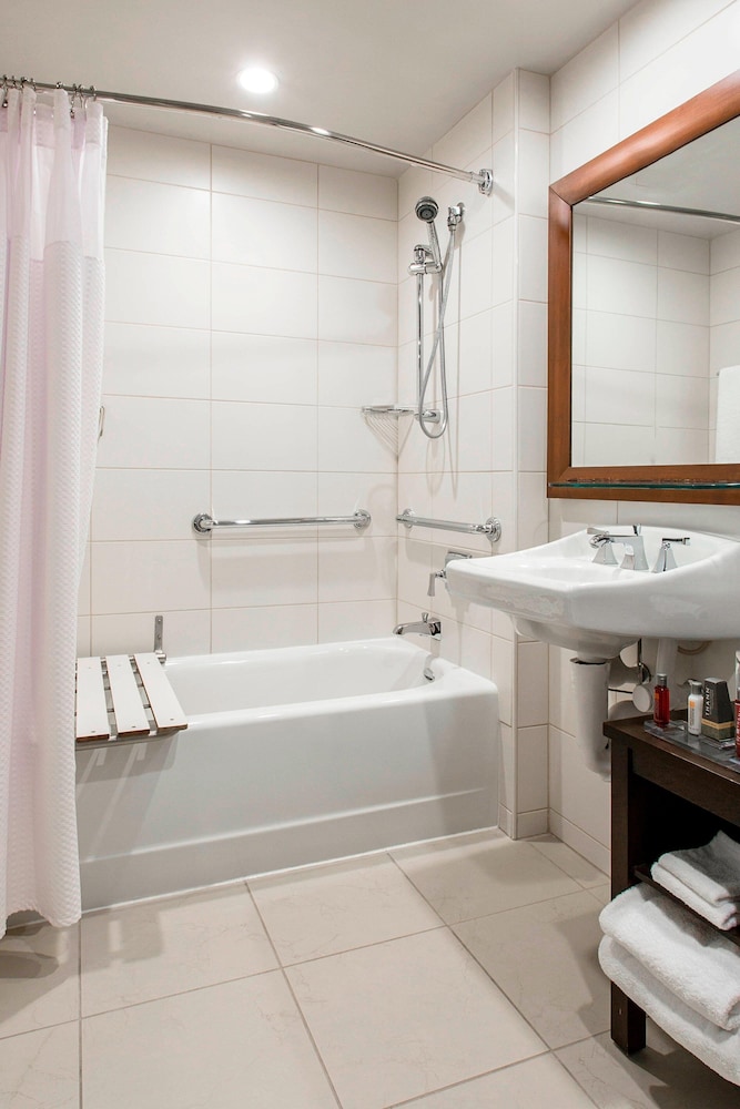 Rochester Airport Marriott 4/55