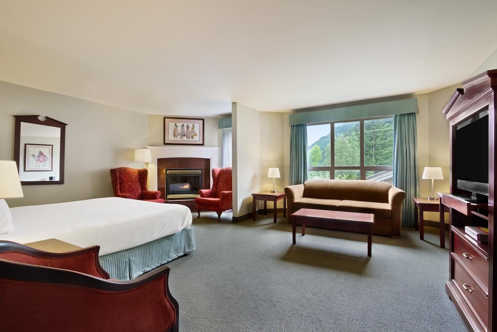 Harrison Lake Hotel 17/50