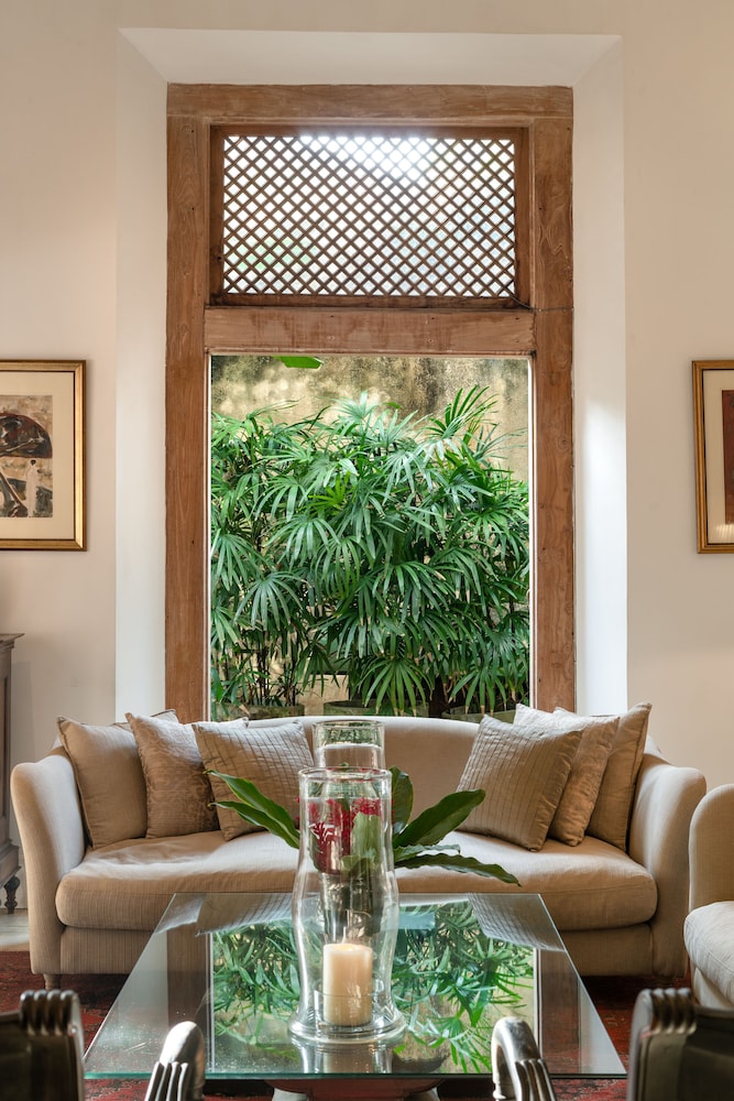 Taru Villas Rampart Street 21/50