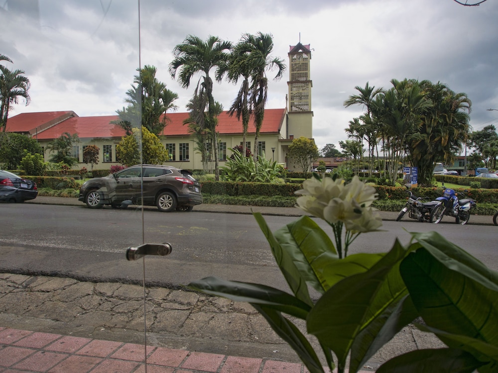 La Fortuna Downtown Boutique Hotel 56/60