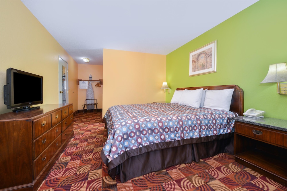 SUPER 8 BY WYNDHAM LAKE OF THE OZARKS 7/30