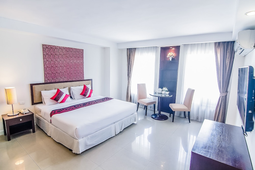 1 BEDROOM, SUITE