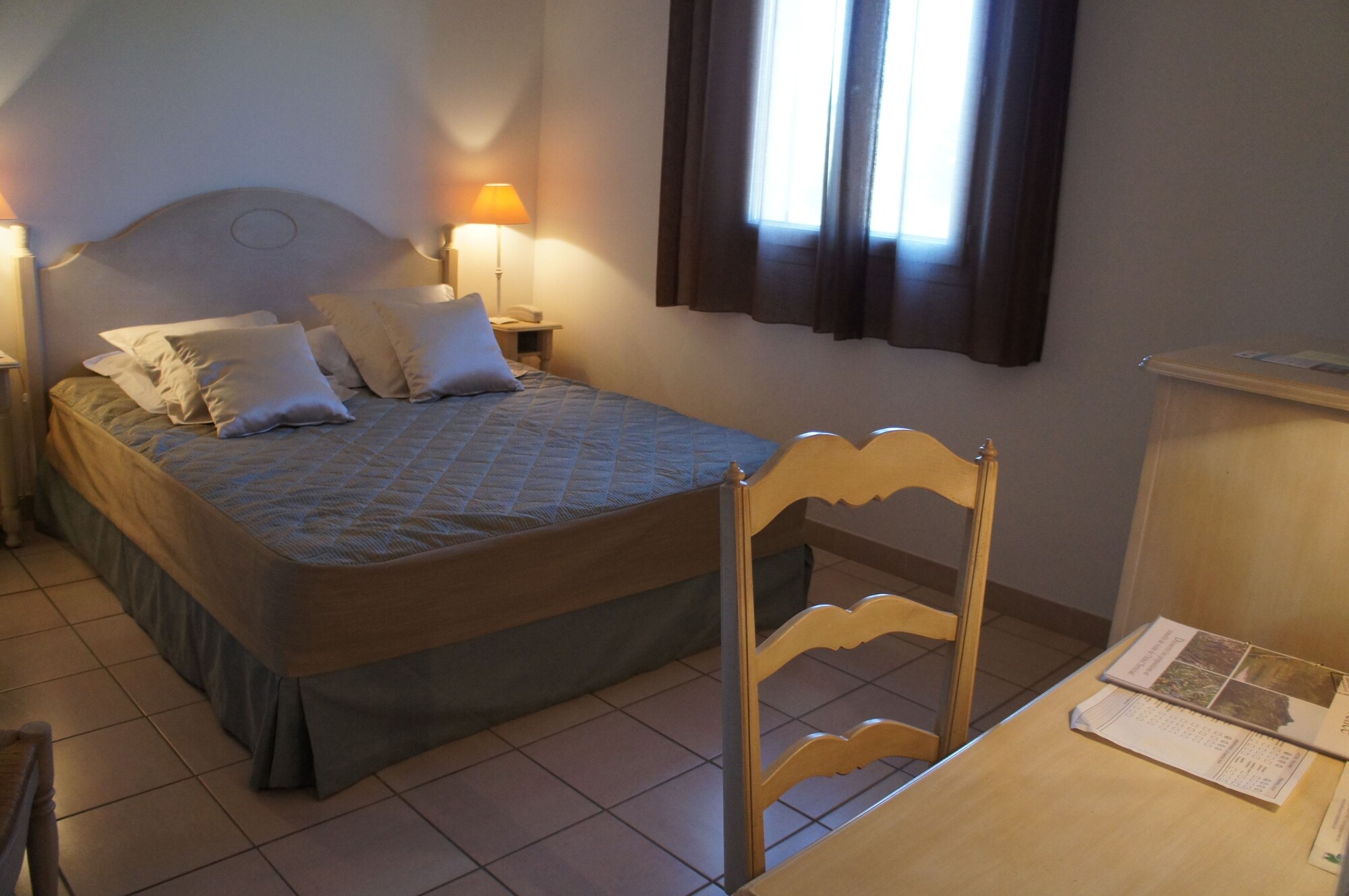 Standard, Queen Bed