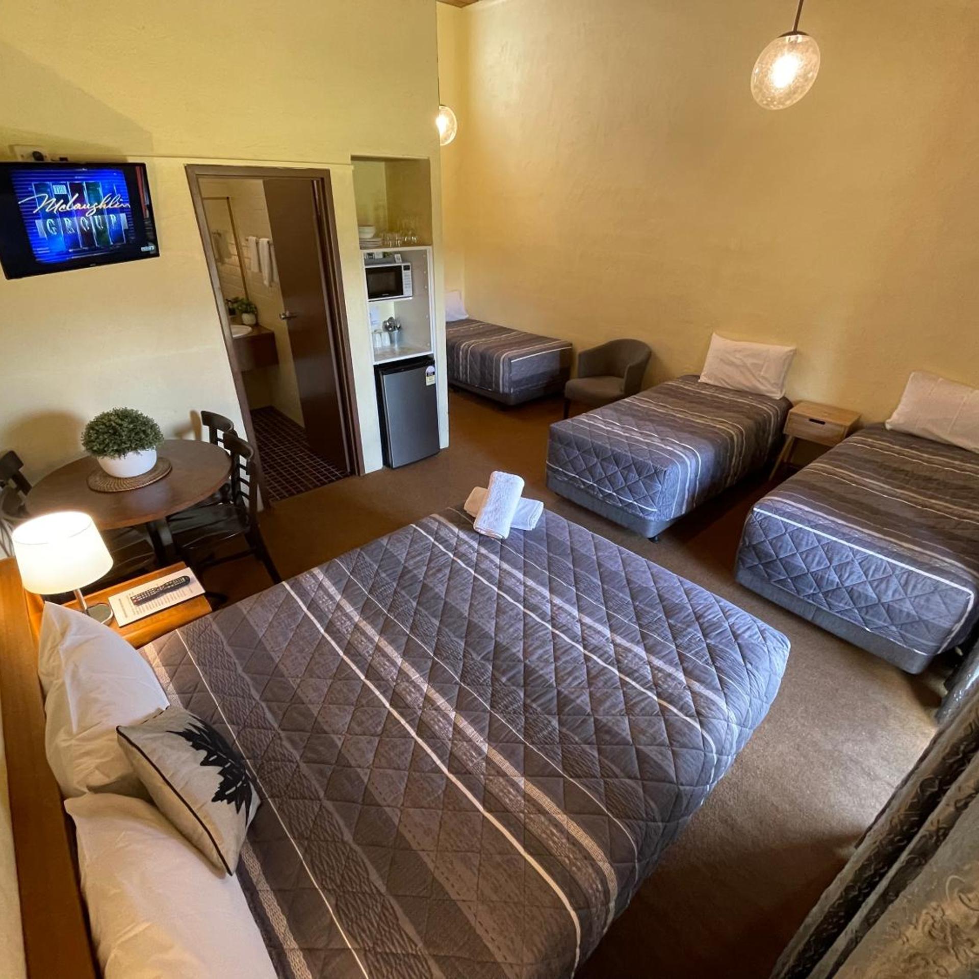 MOUNTAIN CREEK MOTEL 14/50