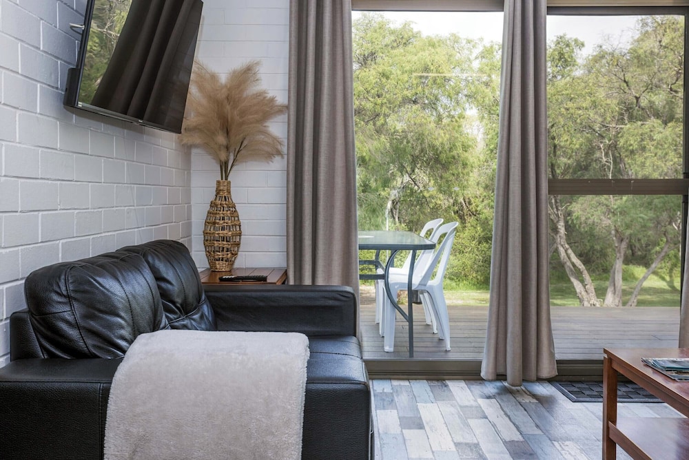 EMU BEACH CHALETS 13/35